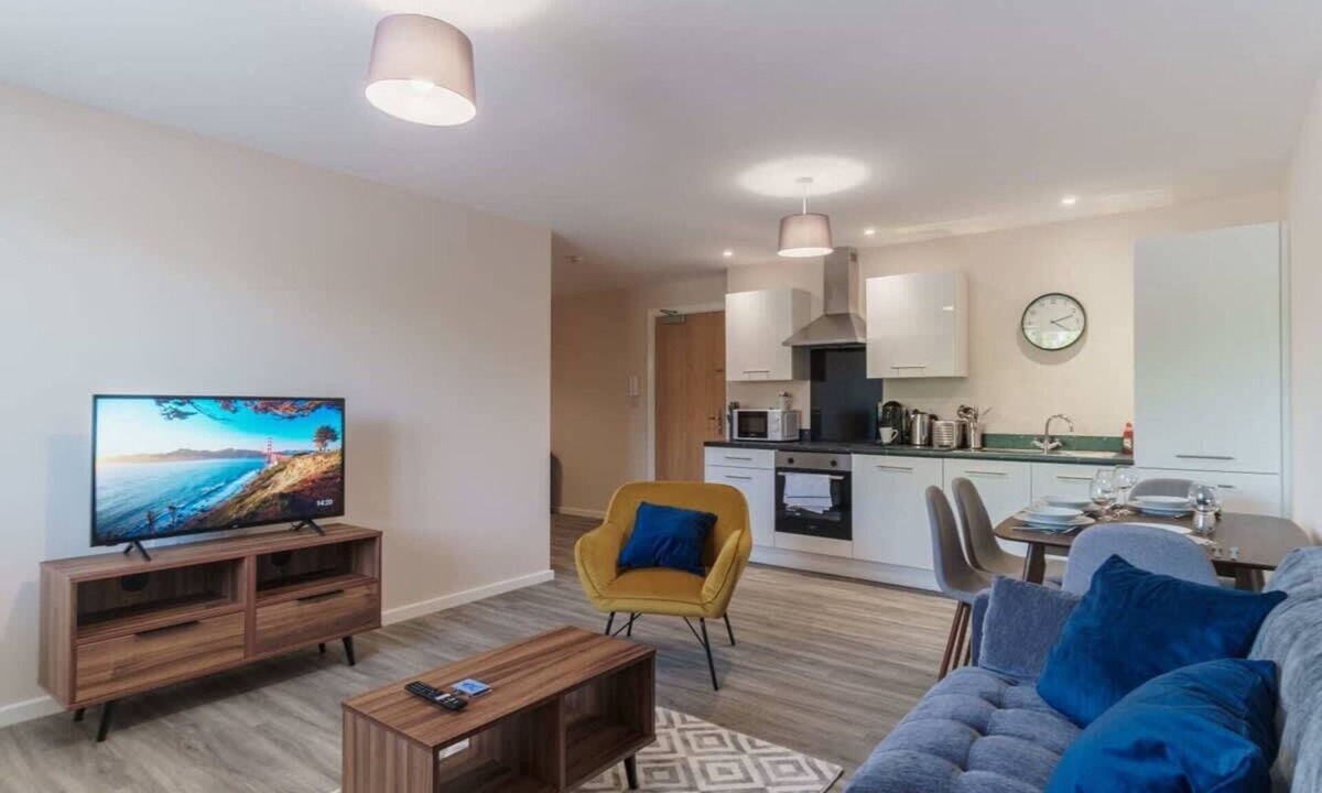 Salford Apartment | Spacious & Bright 2 Bed Apartment, Manchester