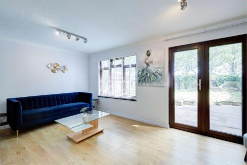 Newborough House | Spacious & Bright 3 Bedroom House in Peterborough