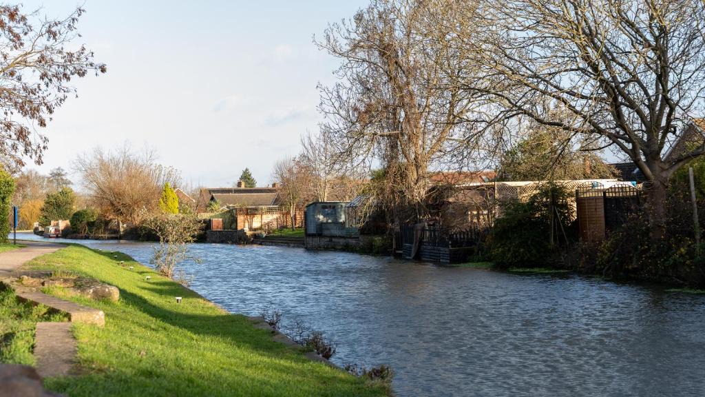 Loughborough House | Spacious Canalside Cottage - Games Room - Dog Walks