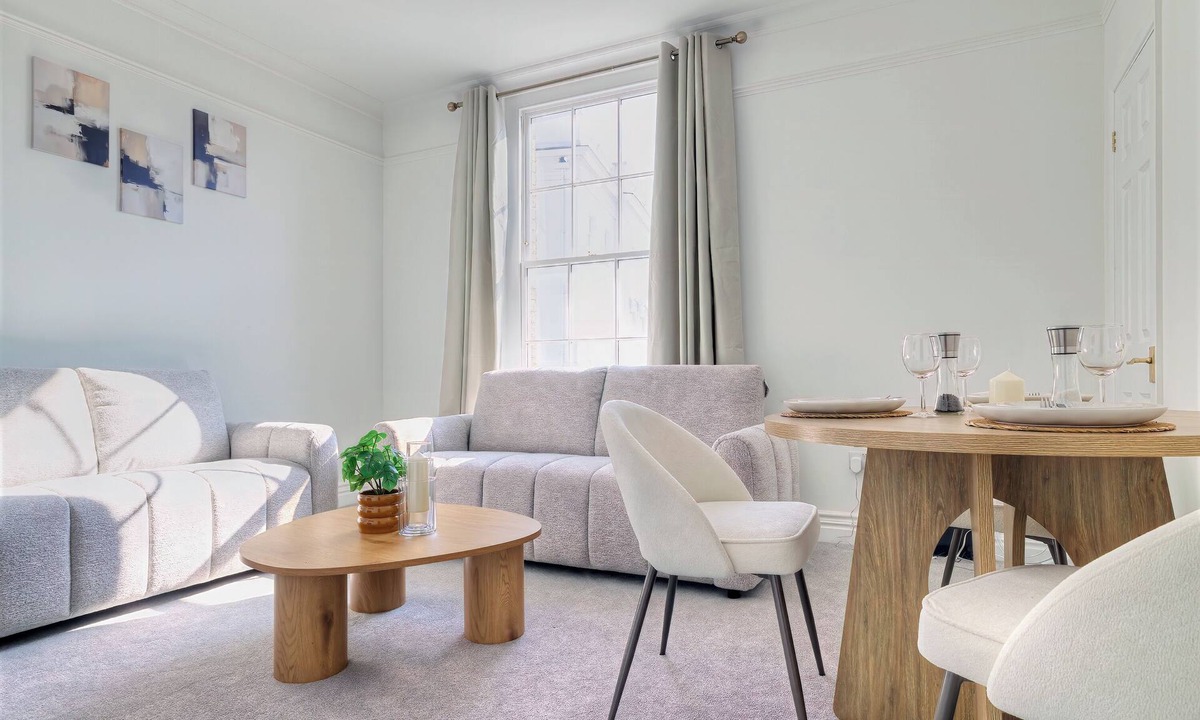 Maidstone Apartment | Spacious Central 2-Bed Apartment | Parking | Sleeps 5 | Family Friendly