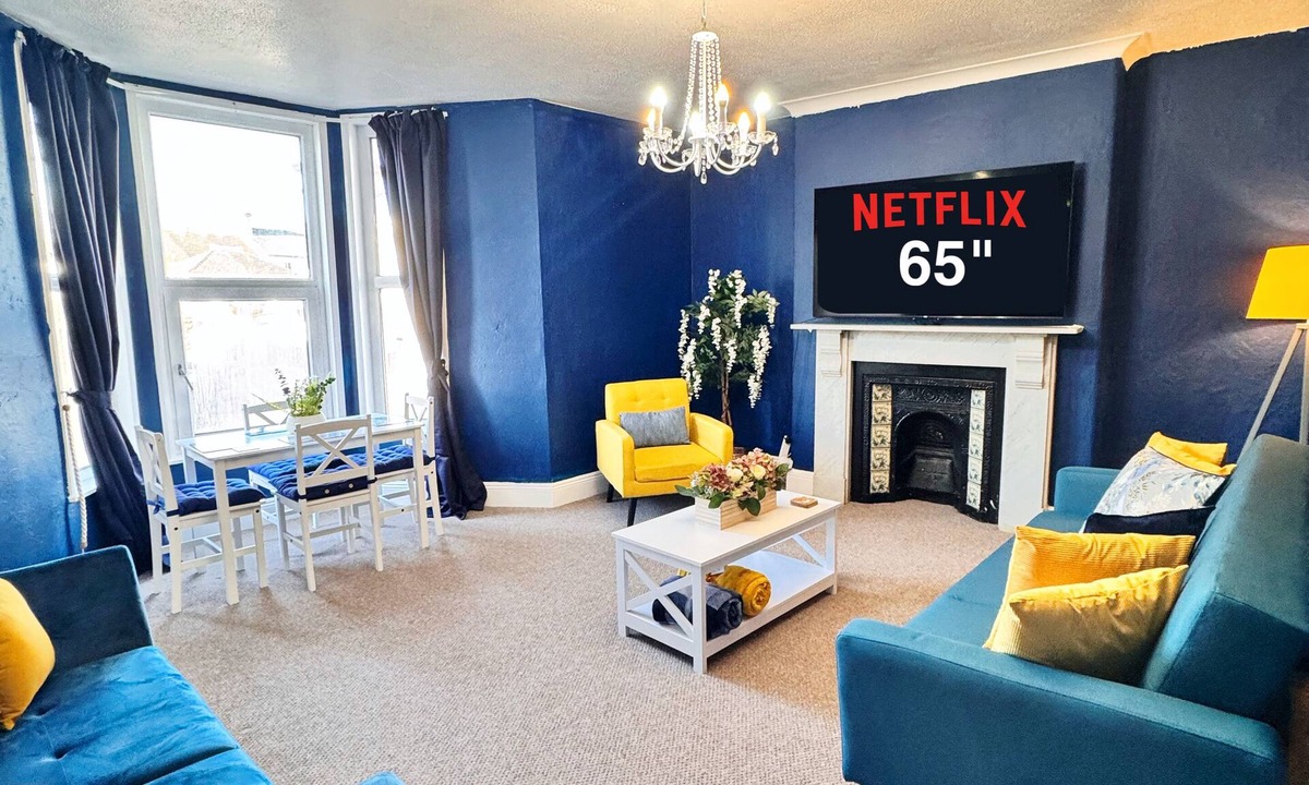 Plymouth Apartment | Spacious Central and Chic Apartment 65"TV