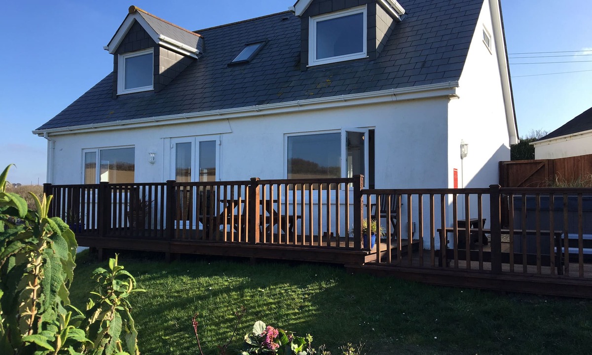 Treyarnon Cottage | Spacious Cornish cottage, (8) & dog, hot-tub, privacy, sea views, parking.