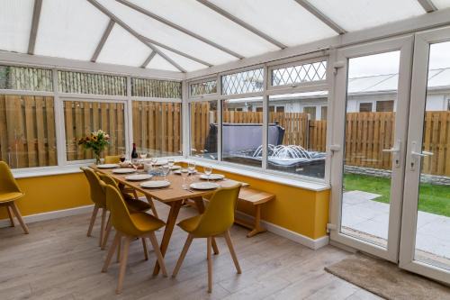 Baildon House | Spacious Cottage with Private Hot Tub