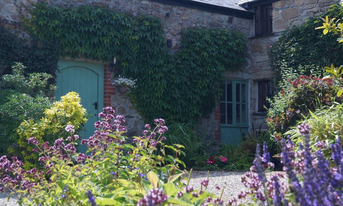 Lower Trengale House | Spacious country home with a gorgeous garden