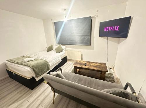 Stevenage House | Spacious Double Room By Town Centre