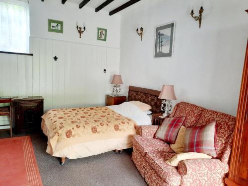 Wickwar Apartment | Spacious double, Shower en-suite, Desk & Patio