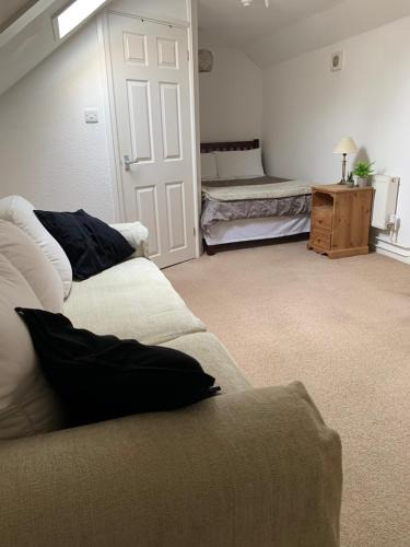 Brympton Apartment | Spacious Double Studio with En-Suite & Lounge Area