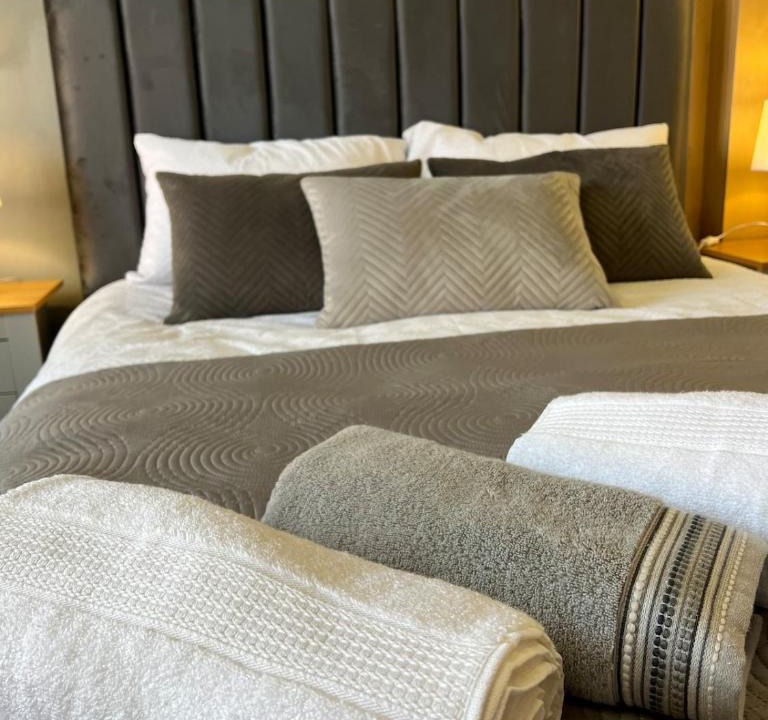 Oldham Apartment | Spacious Duplex Apartment in Greater Manchester - Fast Wifi - Kingsize Bed