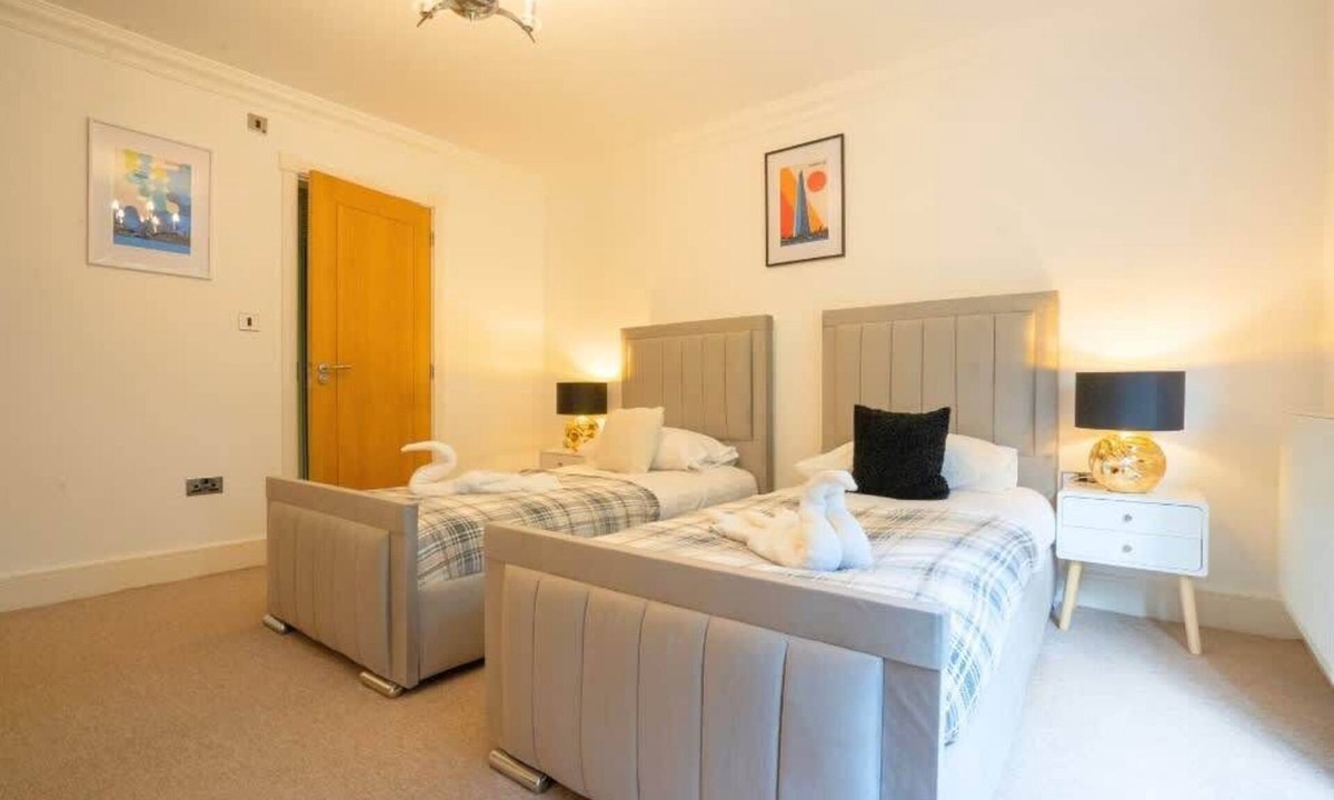 Marston Green House | Spacious Emirates 5BR Family & Contractor Stay NEC
