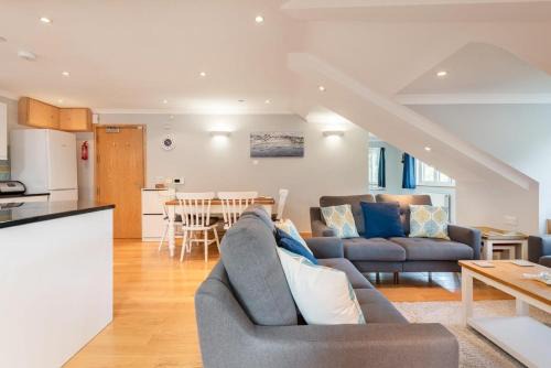 Carlyon Bay Apartment | Spacious Flat A Few Mins Walk to Carlyon Bay Beach