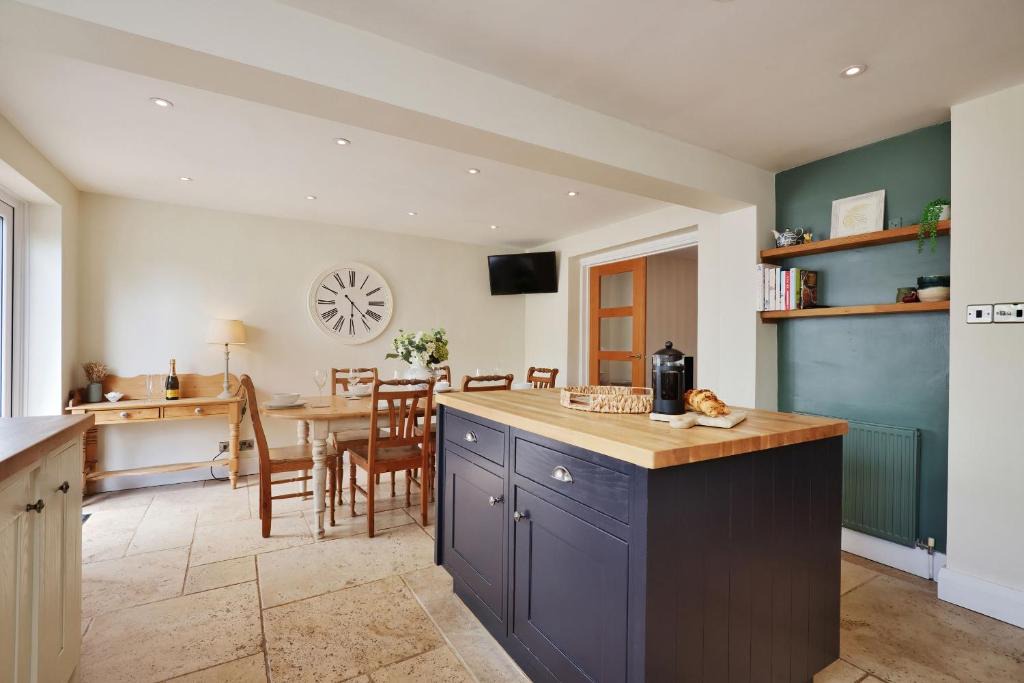 Hereford House | Spacious Free Parking 5 Mins from City Centre