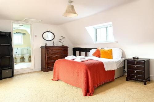 Wyboston House | Spacious Group Accommodation with Hot Tub Near Wyboston Lakes