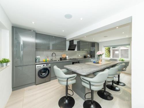 Tilehurst House | Spacious Home Heated Pool April-Sep in Tilehurst - Pass the Keys