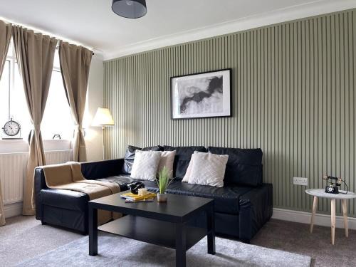 Leeds Apartment | Spacious home in Woodhouse sleeps 10 guests!