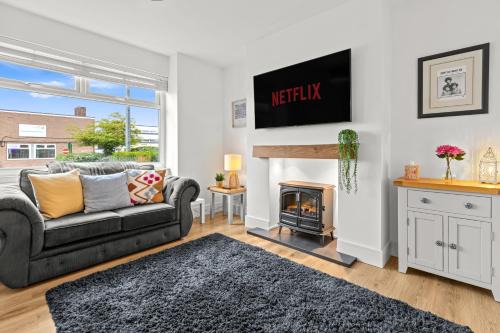 Dukinfield House | Spacious Home with Garden for Groups & Families