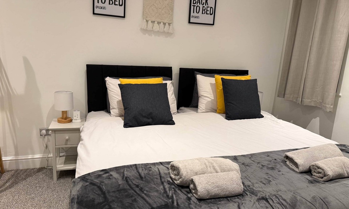 Doncaster House | Spacious John York House w/Parking