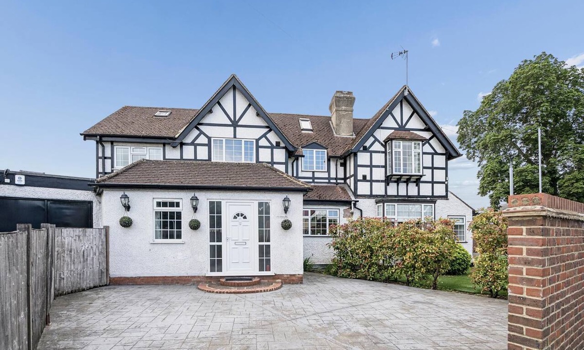 Datchet House | Spacious & Light Family Home, Garden & Parking - Pass the Keys