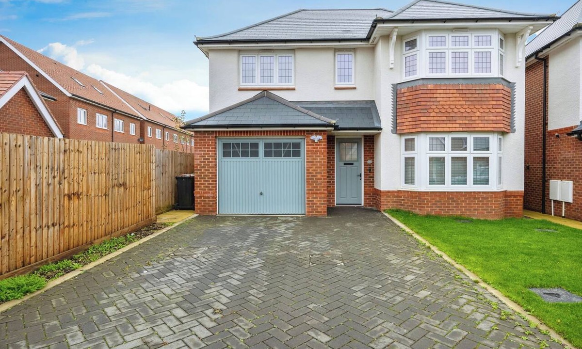 Luton House | Spacious Luton 4BR Vila | Sleeps 8 | Free Parking