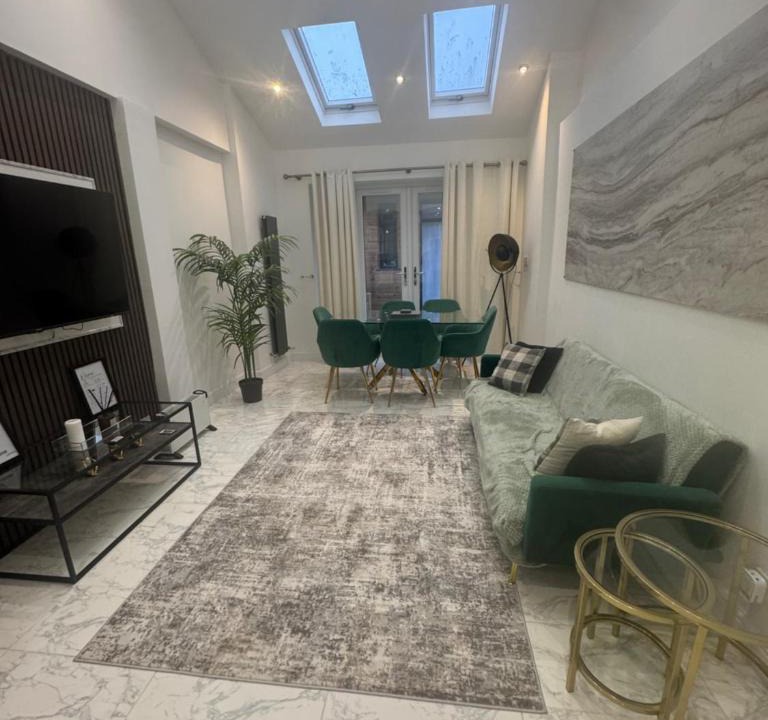 Rushey Green Apartment | Spacious Luxury 2bd with extra Private Studio Room