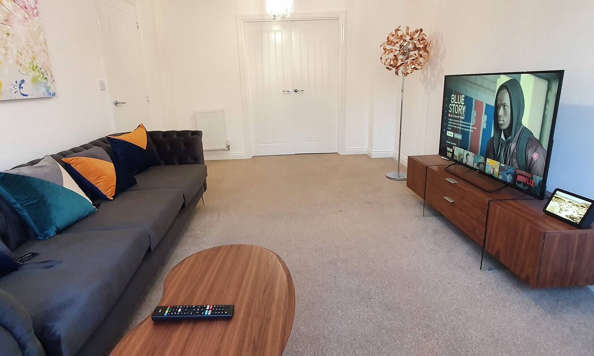 Dartford House | Spacious Modern 4 Bedroom Detached House On A Quiet Estate