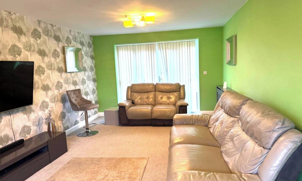 Corby House | Spacious Modern 4-Bedroom Detached Home in Corby