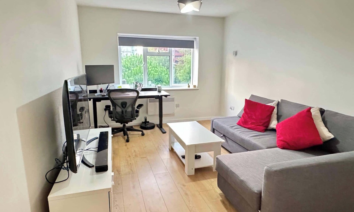 Ealing Apartment | Spacious & Modern 1-Bed Flat near Ealing