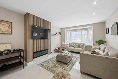 Kearsley House | Spacious Modern home in the heart of Whitefield - Private Driveway Parking