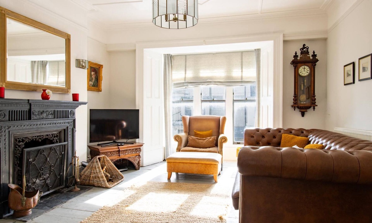 St Leonards-On-Sea House | Spacious Seaside Home with Cinema Room - Pass the Keys