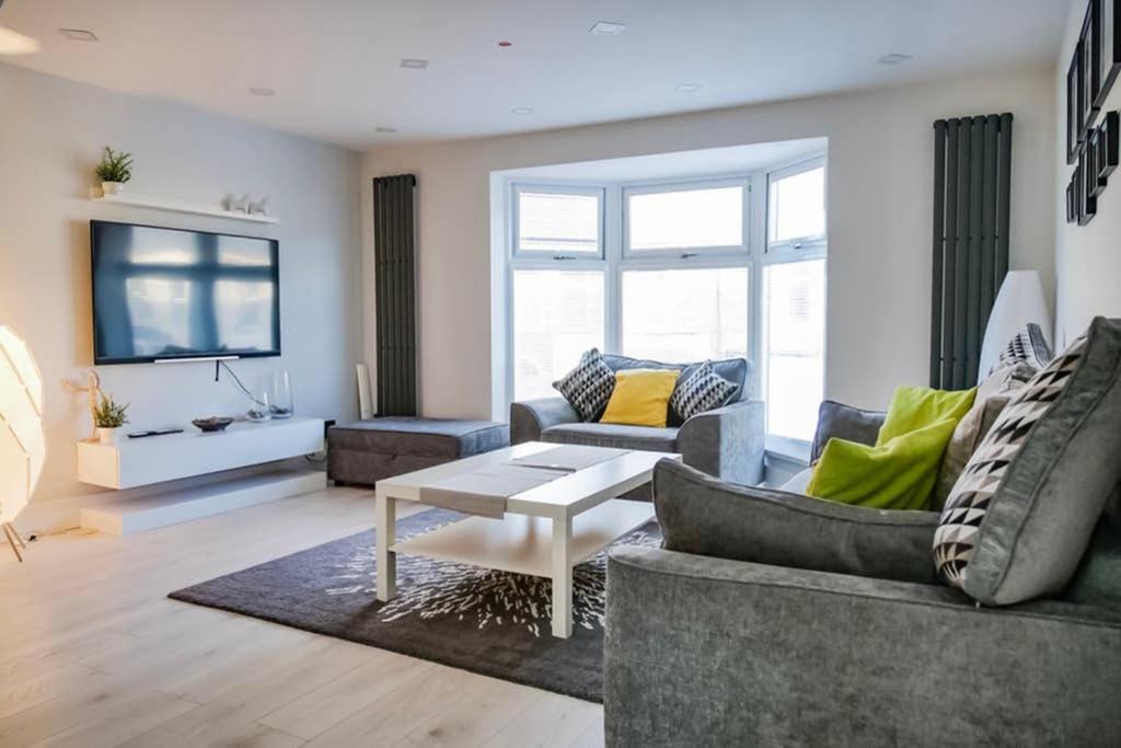 Roath Apartment | Spacious Self Contained New Build, 10 Minutes from City Centre
