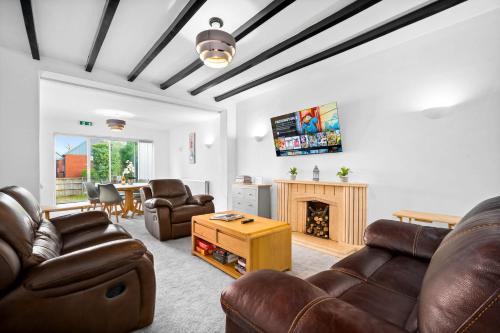 Olton House | Spacious Solihull 4 Bedroom House with Multi-Car Driveway