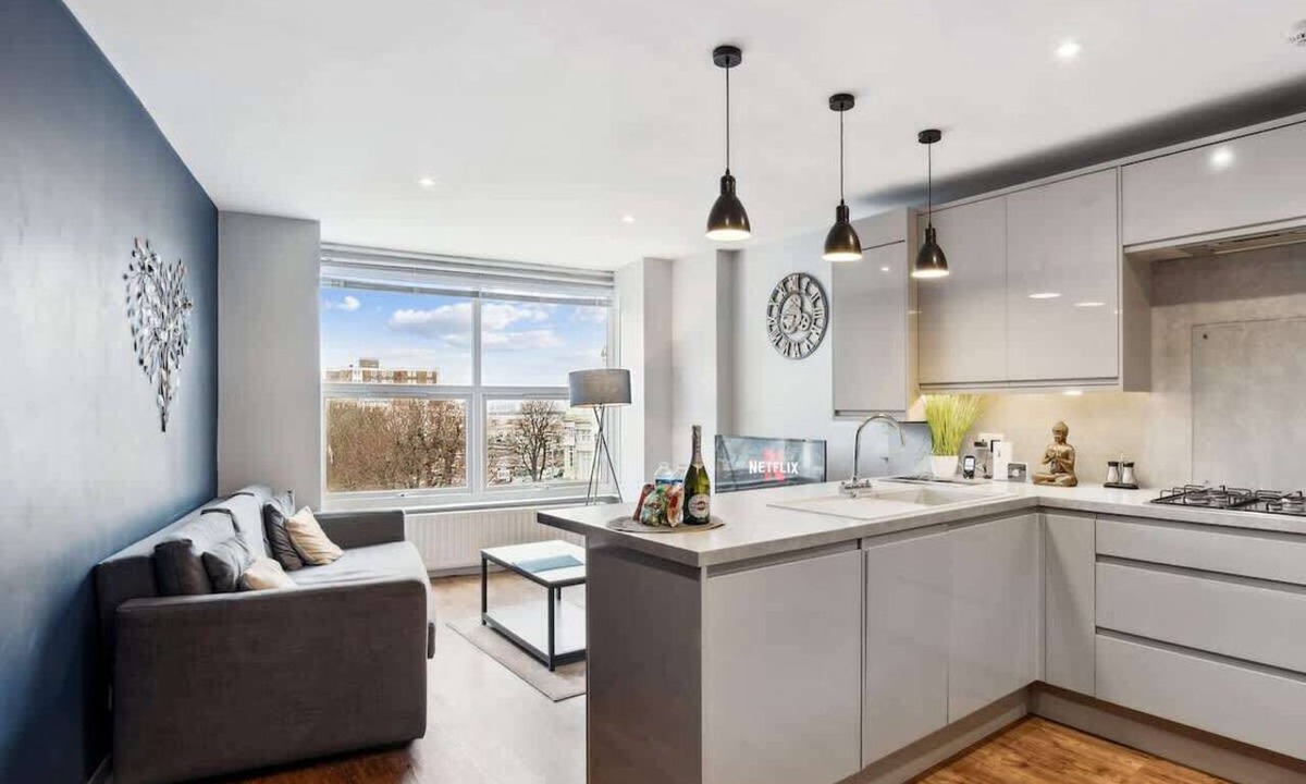 The Cultural Quarter Apartment | Spacious Summer Pad, 2 mins to Beach, Sleeps 6