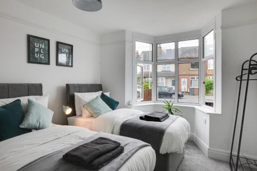 Chelmsford House | Spacious Three Bedroom House - Free Parking & Wifi
