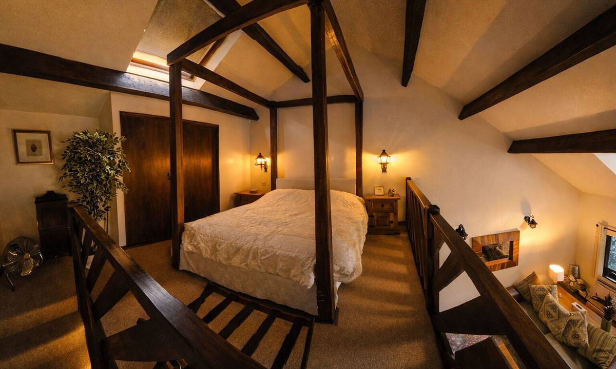 Langford Apartment | Split level apartment - King Bed