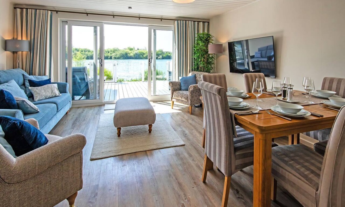 South Cerney House | Spring Lake 14, Lakeside Retreat - Waterside Lodge, Watersports, Sleeps 6