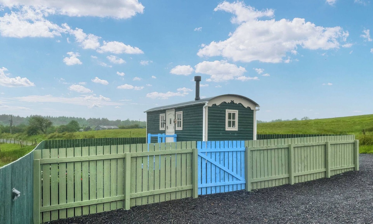 Rowrah Cottage | Spring Meadow Shepherds Hut