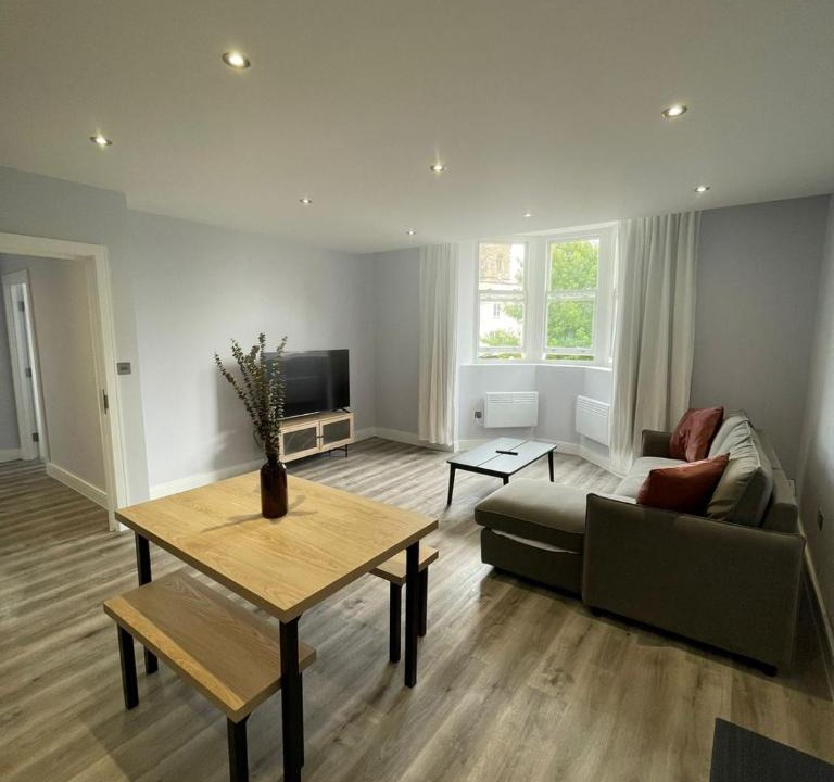Abingdon Apartment | Square Flat - En-Suites - Luxury - 6 Guests