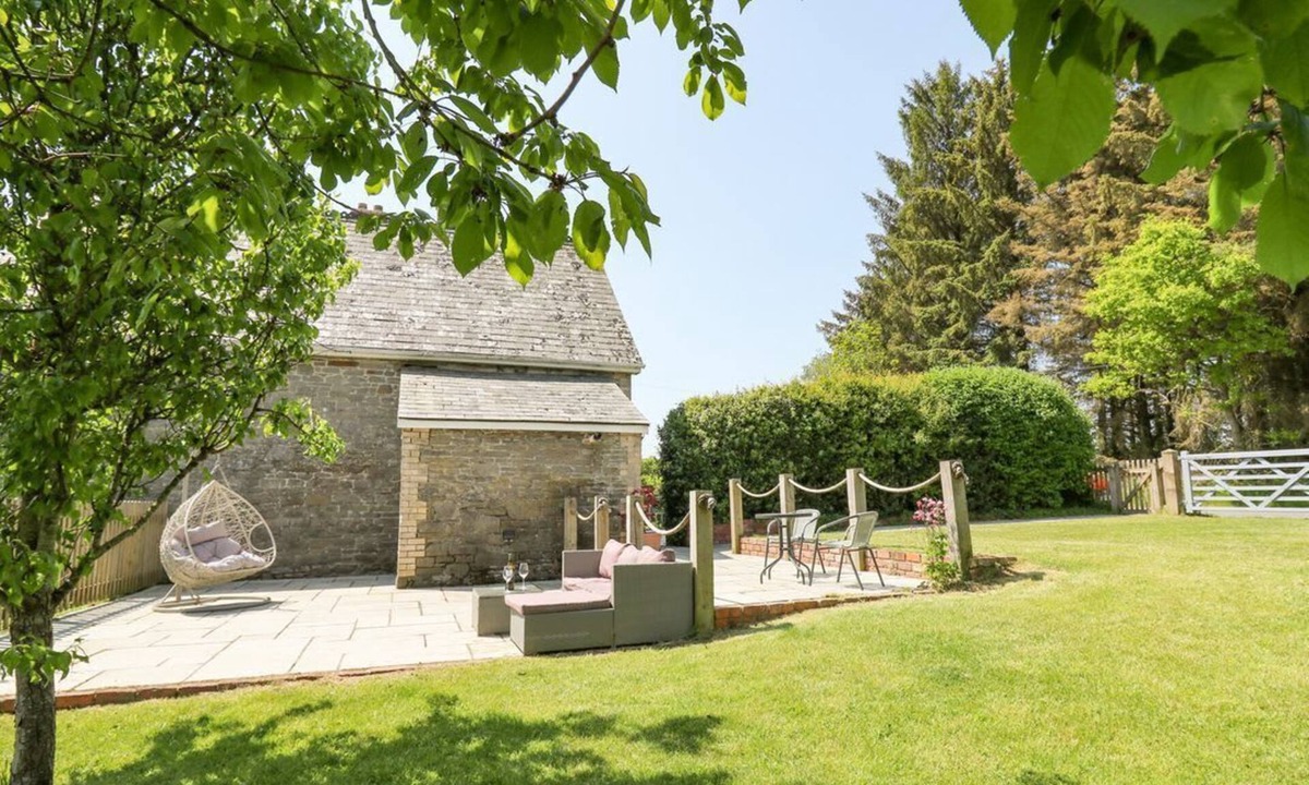 Llandrindod Wells Cottage | St. Marks School House, 2 dogs