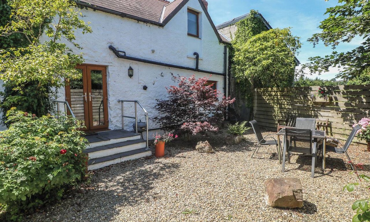 Templeton House | STABLE COTTAGE, NARBERTH, pet friendly, with a garden in Narberth