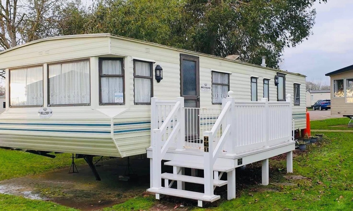Clacton-on-Sea Cabin | Static Caravan Sleeps 8 with Indoor Pool