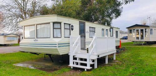 Clacton-on-Sea House | Static Caravan Sleeps 8 with Indoor Pool