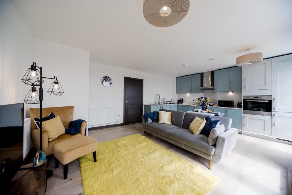Dartford Apartment | Step Free 2 Bed 2 bath Oasis Flat Close to David Lloyd Gym with Fully Equipped Kitchen& Parking in Dartford Mins from station and 45 mins into Central London