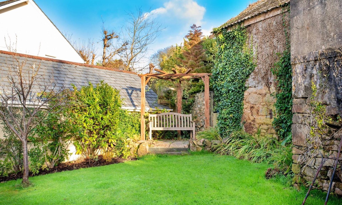 Sticker Cottage | Stone Barn in Cornwall near Coastline