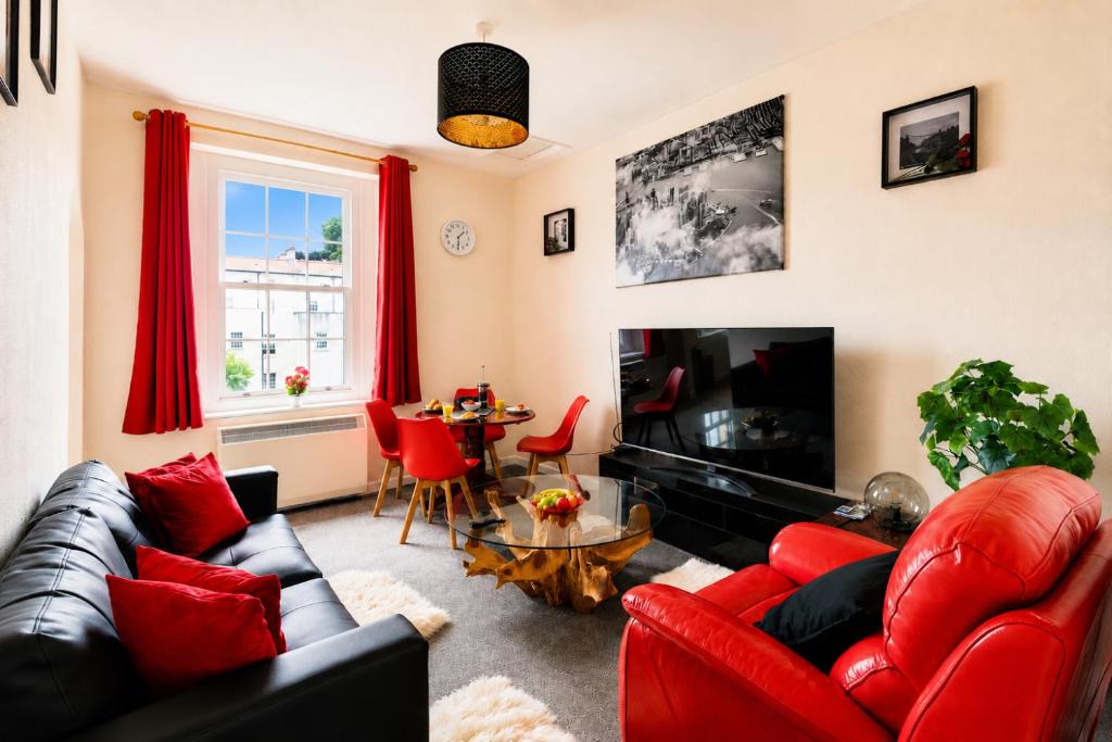 Cotham Apartment | STR8BS8 2-Bedroom Penthouse, Clifton, Parking, Garden & City Views