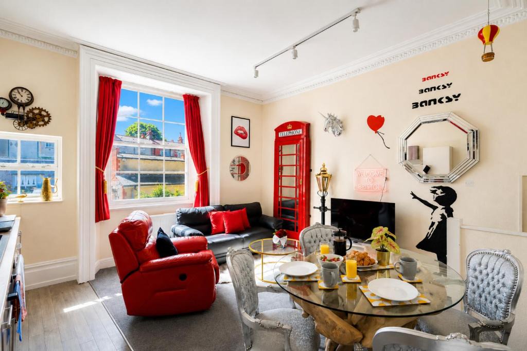 Cotham Apartment | STR8BS8 Banksy 2-Bedroom Apartment, Clifton, Parking & Garden