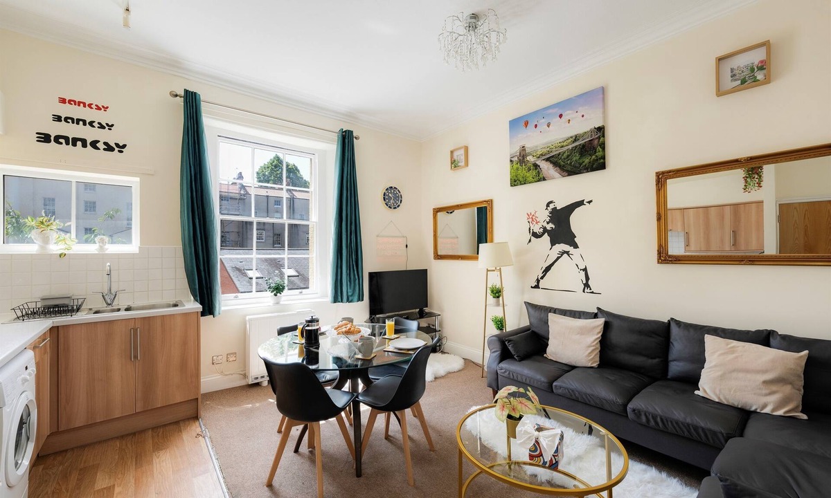Cotham Apartment | STR8BS8 Georgian 2-Bedroom Apartment, Clifton, Parking & Garden