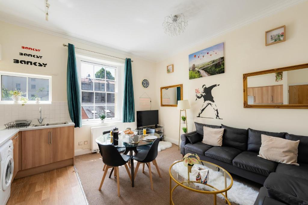Cotham Apartment | STR8BS8 Georgian 2-Bedroom Apartment, Clifton, Parking & Garden