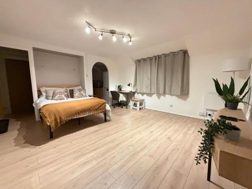 Hatfield Apartment | Studio Flat – 3 Min to Station – 40 Min London – Van Parking