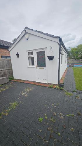 Cheadle Apartment | Studio Flat - 5 mins from Manchester Airport