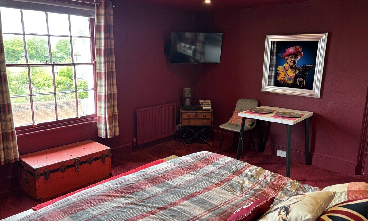 Halstead Apartment | Studio Flat above The Pough pub In Birdbrook