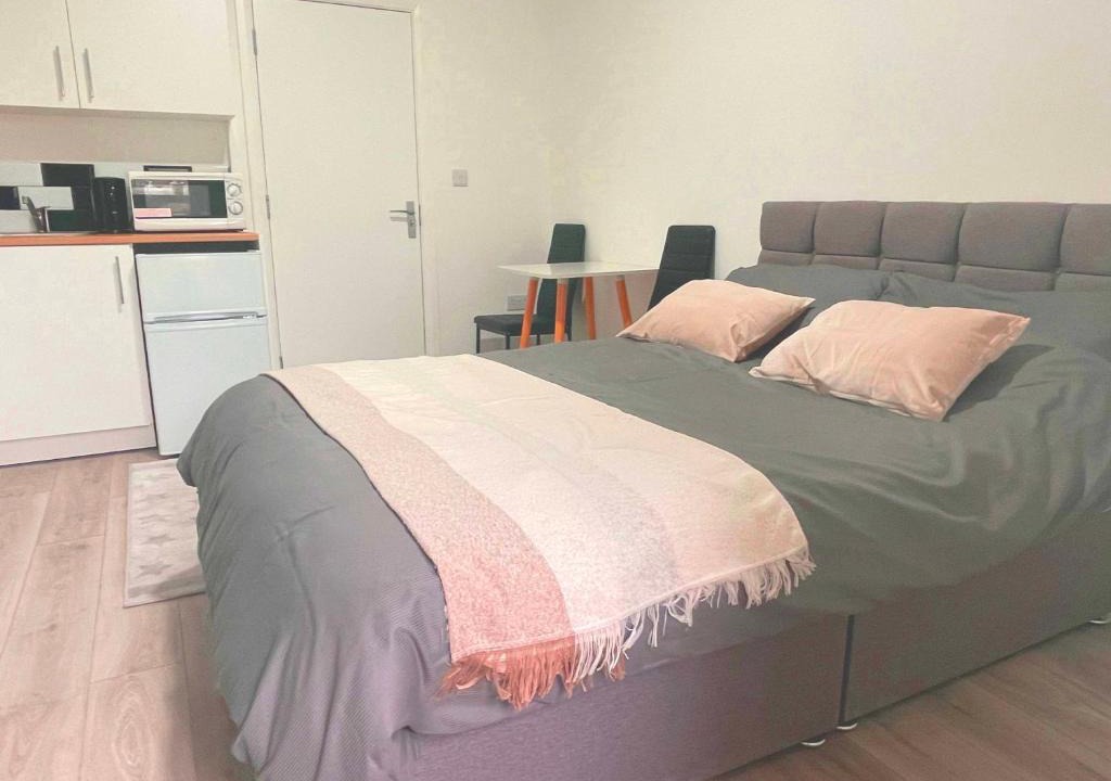 Tottenham Green Apartment | Studio flat private bathroom wc and kitchenette